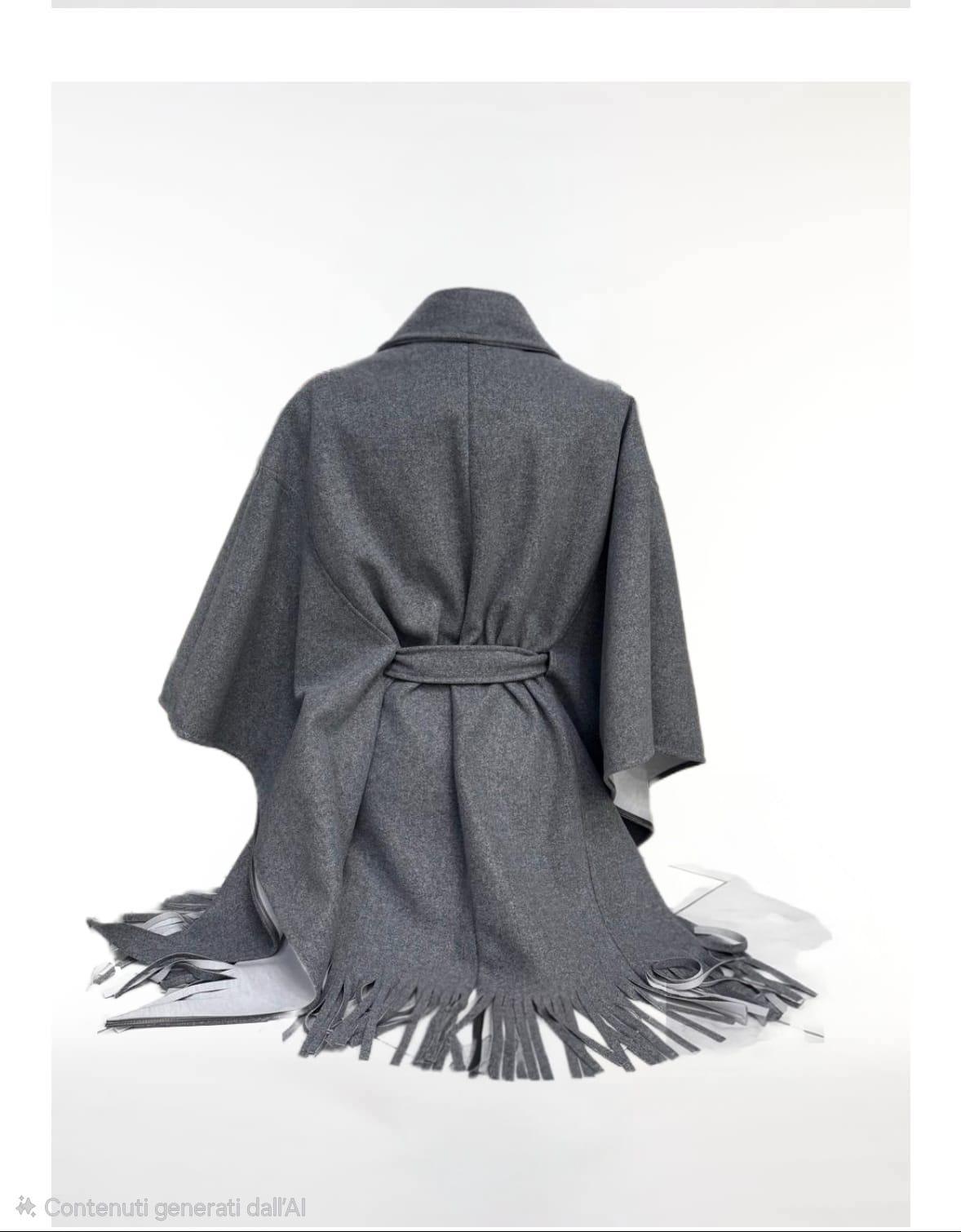 Mantella grigia con frange e cintura