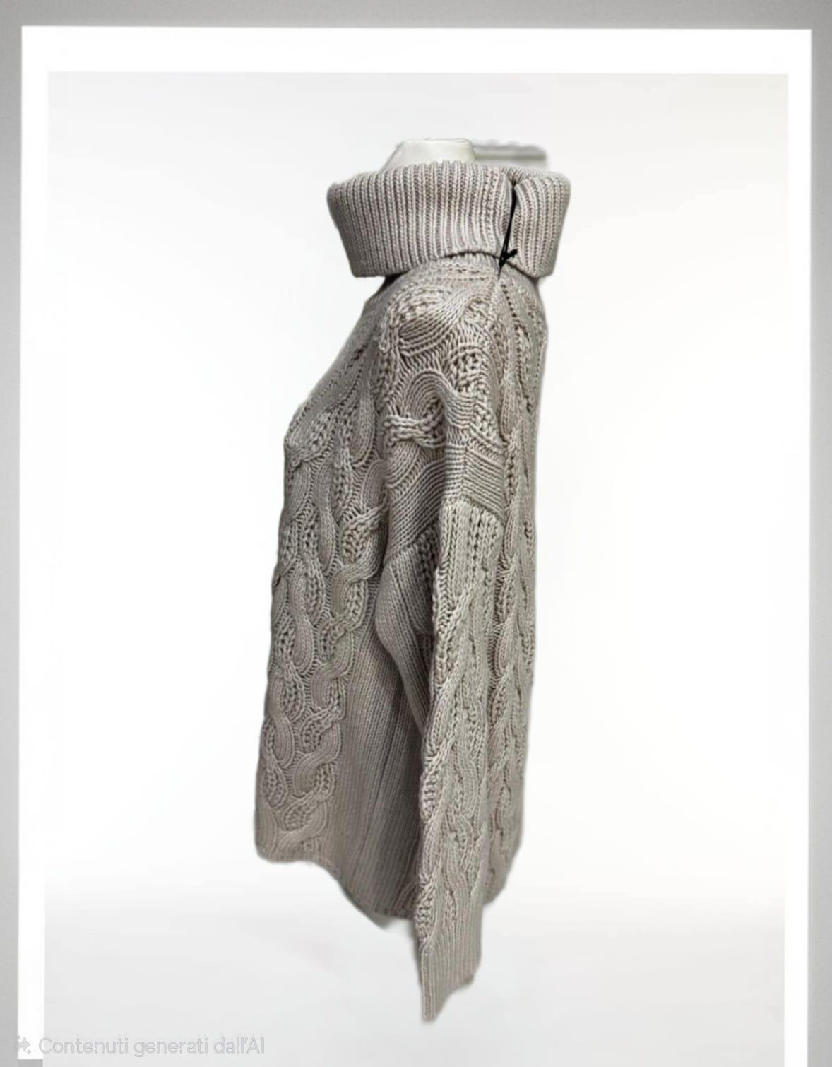 Maglia collo alto con treccia