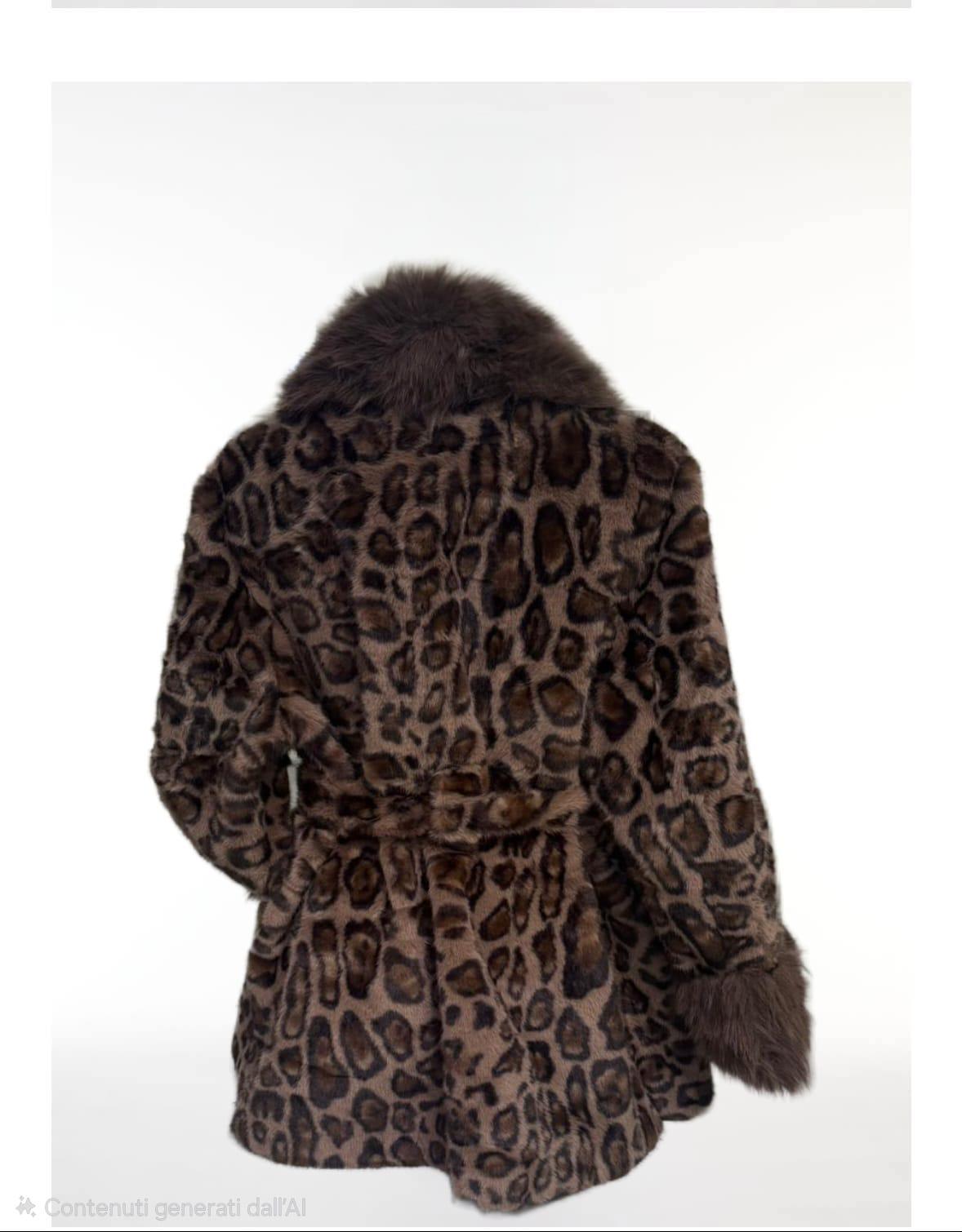 Eco pelliccia maculata con cintura